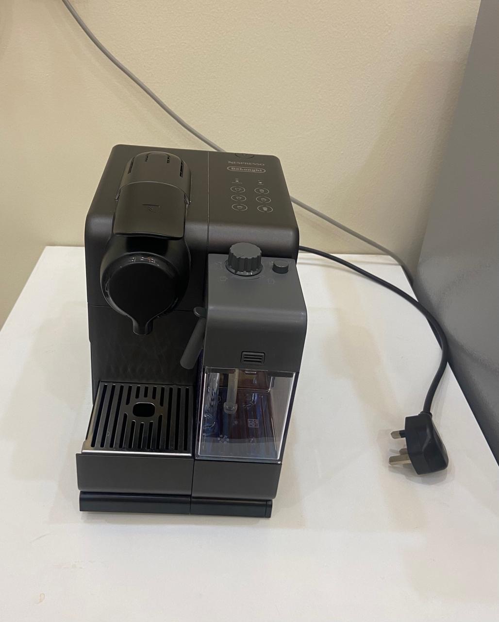 مكينة كوفي للبيع 

الحالة: جديده لكن بدون كرتون 
الأعطال : لا توجد 
السعر : 600 درهم شامل التوصيل 
الموقع : الفجيرة 
رقم التواصل فقط واتس أب 
0565887998