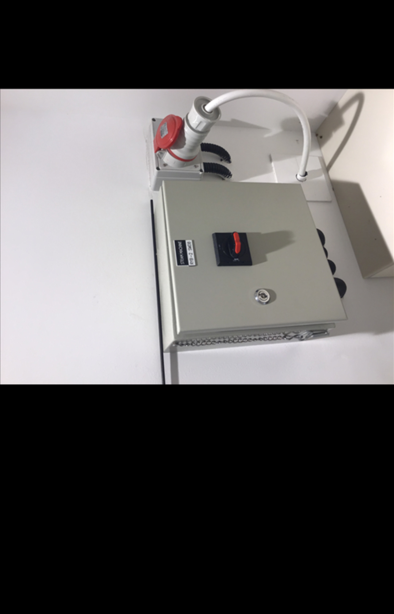 معدات صالون للبيع في ابوظبي بسعر مناسب للتواصل واتساب على رقم 0522209055